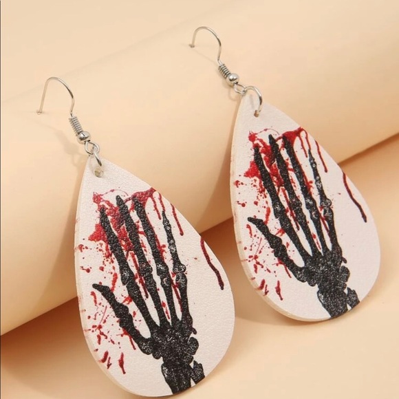 Horror Bloody Handprint Earrings goth gothic new - Picture 2 of 5